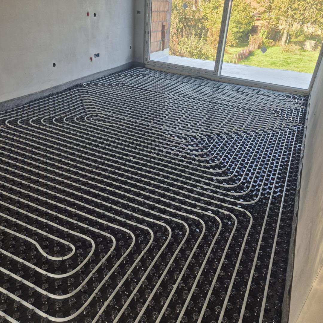 Postavljanje cijevi podnog grijanja prije glazure – Višnjevac